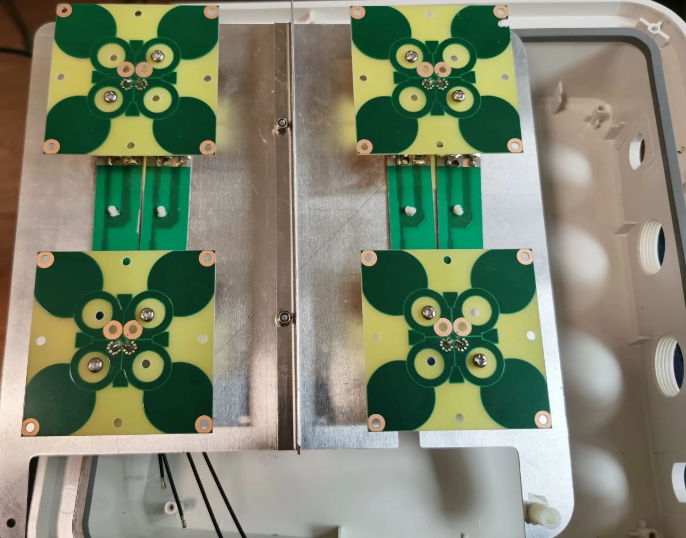 Dual-Q 5G2PHY board and cellular antenna connections